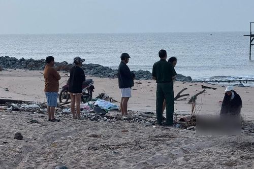 Tìm thấy thi thể thiếu niên sau vụ chìm tàu cá, người mẹ gào khóc bên bờ biển