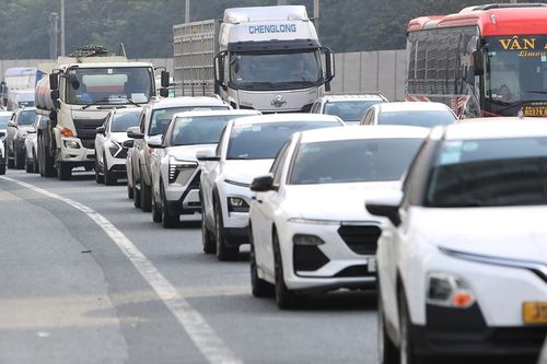Kết thúc kỳ nghỉ Tết Dương lịch, người dân ùn ùn trở về Hà Nội