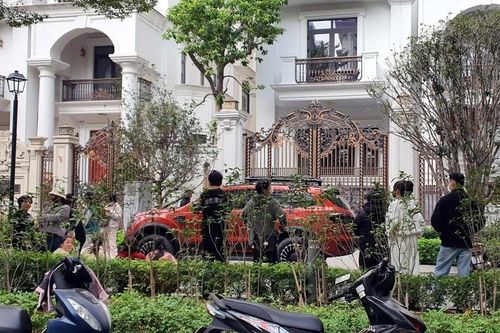 Hàng chục người tập trung trước biệt thự của Hoàng Hường ở Hà Nội để đòi lương