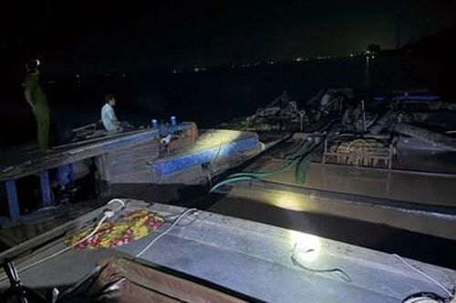 Bắt quả tang nhiều vụ khai thác, vận chuyển cát sông trái phép
