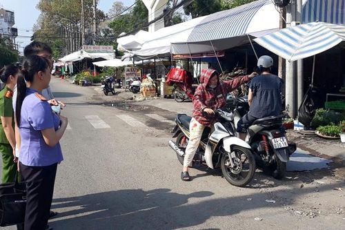 Thực nghiệm hiện trường vụ cướp giật dây chuyền vàng tại Vĩnh Long