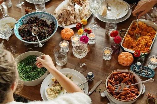 Cách tránh cảm giác đầy bụng sau các bữa tiệc: 5 mẹo đơn giản