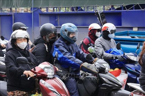 Người dân ùn ùn trở lại Thủ đô sau kỳ nghỉ Tết Dương lịch