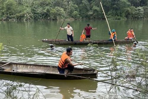 Cứu sống 6 người bị lật ghe trên sông Nước Xa