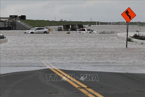 Mưa lớn kết hợp triều cường gây ngập úng nghiêm trọng tại bang California, Mỹ