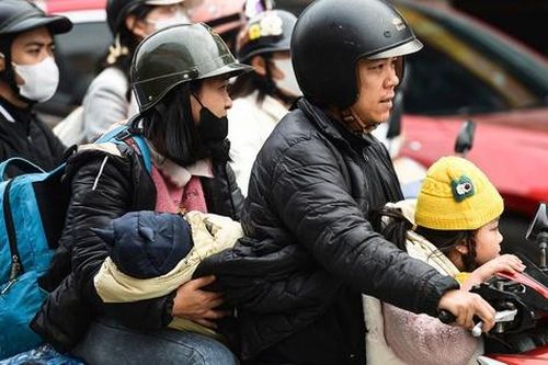 Người dân ùn ùn quay trở lại Hà Nội, giao thông cửa ngõ căng thẳng