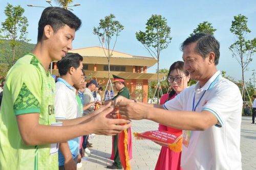 Trên 400 vận động viên tham gia Giải Việt dã 'Chinh phục đỉnh Hòn Me' tỉnh An Giang
