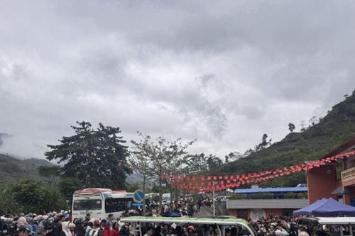 Hà Giang quá tải dịp nghỉ lễ: Nhiều du khách bỏ cuộc tại Lũng Cú và sông Nho Quế