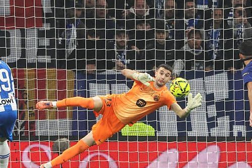 Joan Garcia rực sáng giúp Barcelona đánh bại Espanyol 2-0 trong ngày trở lại RCDE Stadium đầy áp lực