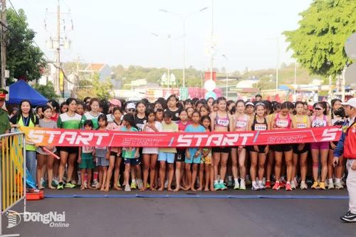 Tuyển nữ tranh tài ở nội dung 5,4km và 4km chinh phục đỉnh núi Bà Rá