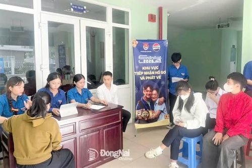 Tỉnh đoàn Đồng Nai hỗ trợ đăng ký tham gia chương trình Mang Tết về nhà năm 2026