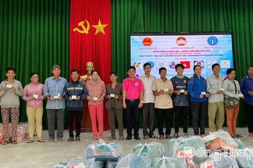 Xã Trường Xuân: Khám bệnh, cấp thuốc miễn phí và trao quà cho người dân