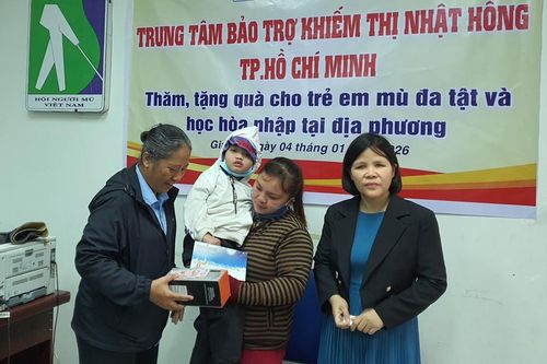 Hỗ trợ gần 130 triệu đồng cho trẻ khiếm thị đa tật và trẻ học hòa nhập ở Gia Lai