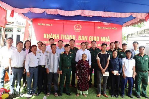 Bàn giao 6 căn nhà cho người dân bị thiệt hại do mưa lũ