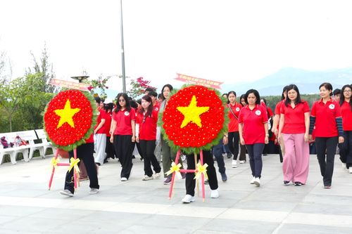 Trường THPT Lê Quý Đôn (TP. Hồ Chí Minh) phối hợp với Vietravel tổ chức dâng hương tại Khu tưởng niệm chiến sĩ Gạc Ma