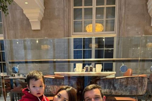 Hành trình về quê nội của gia đình siêu mẫu Hà Anh: Mẹ chồng người Anh và ái nữ Myla gây chú ý