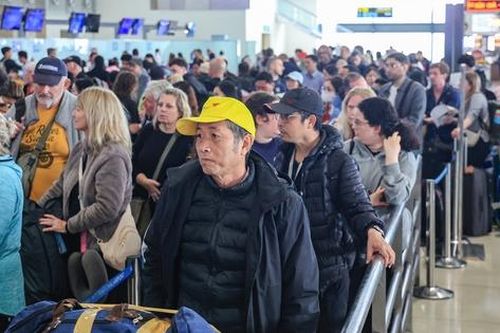 Sân bay Nội Bài chật kín khách trong ngày cao điểm nhất kỳ nghỉ Tết Dương lịch 2026