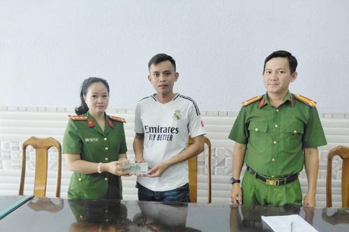 Công an xã hỗ trợ người dân nhận lại trên 41 triệu chuyển nhầm