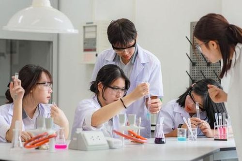 Vì sao nên tách môn Khoa học tự nhiên thành Vật lý, Hóa học, Sinh học?
