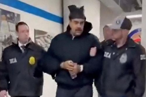 Hình ảnh Tổng thống Maduro bị áp giải, nói 'chúc mừng năm mới' từ nơi giam giữ