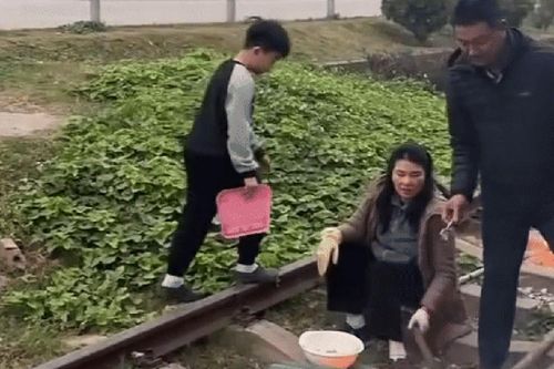Xử phạt cặp vợ chồng nướng đồ ăn trên đường sắt