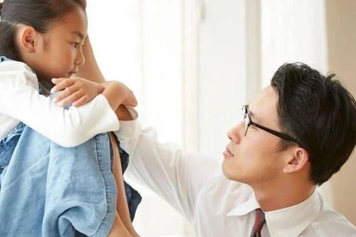 Một hành động của trẻ khiến nhiều cha mẹ lầm tưởng là EQ cao, thực chất chỉ là 'khôn vặt'