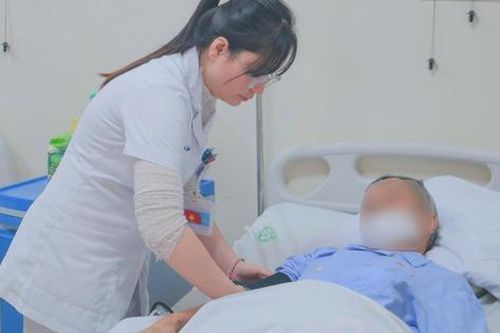 Vỡ túi phình động mạch chủ bụng và rơi vào nguy kịch, người đàn ông 71 tuổi được cứu sống ngoạn mục