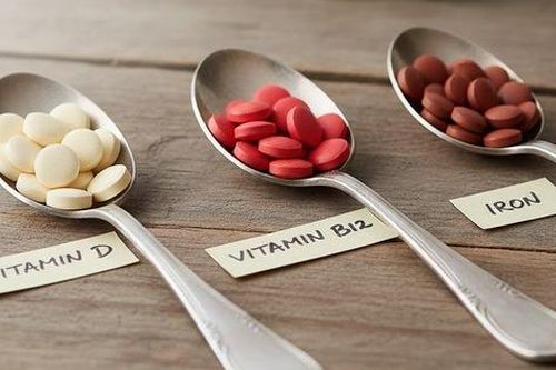 Thời điểm và cách dùng viên sắt, vitamin B12 và vitamin D giúp hiệu quả tốt hơn