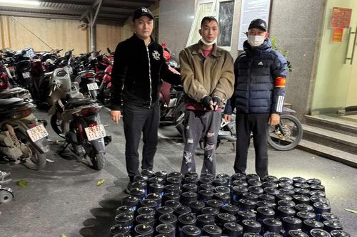 Lực lượng 141 lật tẩy kho chứa hơn 100 bình 'khí cười'