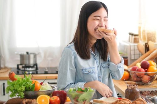 Hành động quen thuộc 'hành hạ' dạ dày và gan mà nhiều người bỏ qua