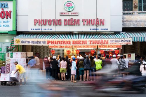 Tại sao đứng hàng giờ chờ mua món 'hot'?