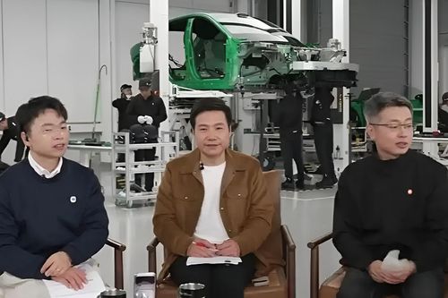 Chiêu truyền thông khác lạ của Xiaomi, CEO livestream 'mổ bụng' xe