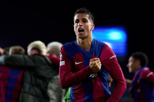 Cancelo chờ Barcelona trong những giờ quyết định