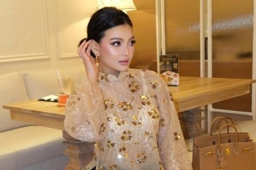 Áo dài 'cách tân' ngày càng biến chất: Từ xuyên thấu đến phối ren