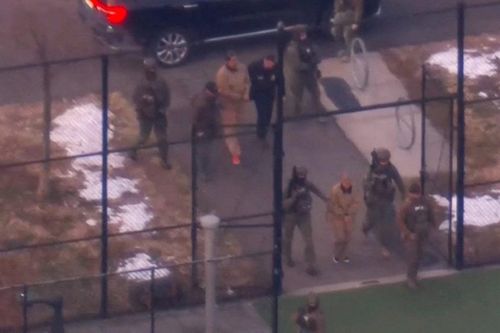 Đoàn xe, trực thăng đưa ông Maduro và vợ tới tòa án New York