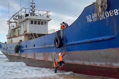 Phát hiện vết chập cháy, bám khói trên động cơ chính của tàu mắc cạn ở Dung Quất