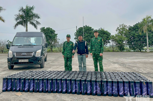Bộ đội Biên phòng tỉnh Quảng Ninh bắt vụ vận chuyển 300 bình 'khí cười'