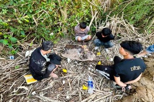Bắt 'ma' trong nghĩa trang