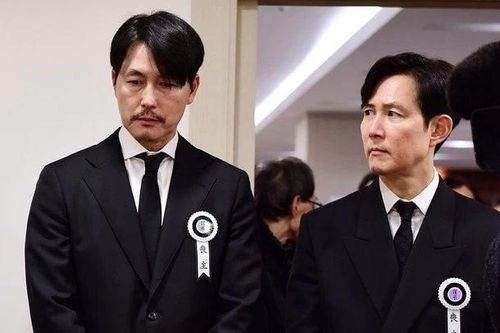 Jung Woo Sung và Lee Jung Jae đón tiếp khách tại tang lễ cố 'diễn viên quốc dân' Ahn Sung Ki