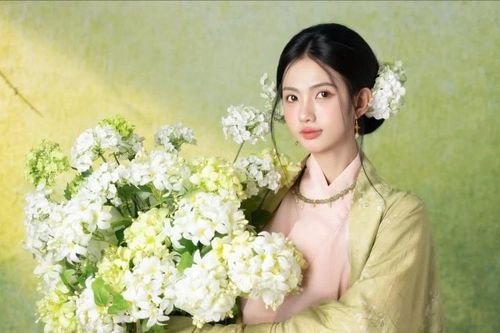 Nữ tiếp viên hàng không Gabriella Bùi diện Việt phục cực xinh đẹp