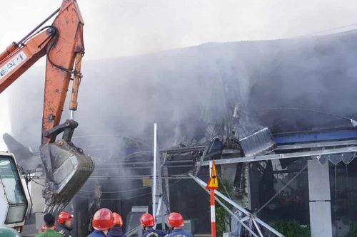Cửa hàng vật liệu xây dựng ở Đà Nẵng bốc cháy dữ dội, thiêu rụi tài sản