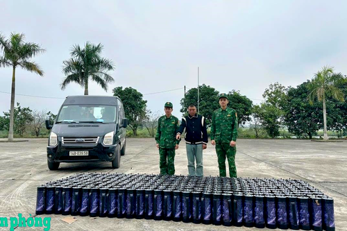 Đồn Biên phòng cửa khẩu cảng Cẩm Phả bắt vụ vận chuyển khí cười số lượng lớn