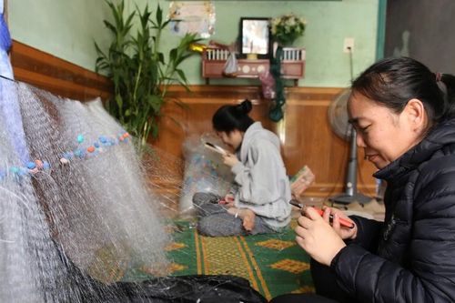 Nghề đan lưới ở làng biển Cồn Sẻ