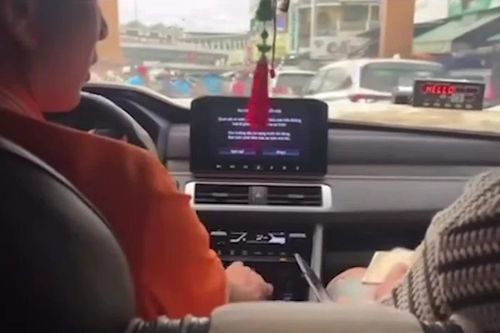 Công an làm việc với tài xế taxi tráo tiền du khách ở Nha Trang