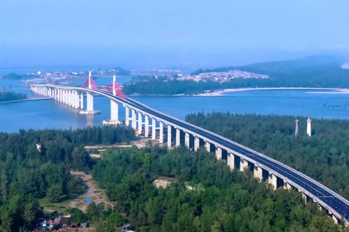 Chiêm ngưỡng cầu 'dây đỏ' vượt cửa biển dài nhất miền Trung
