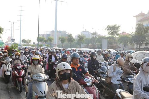 Sau kỳ nghỉ Tết Dương lịch, nhiều tuyến đường trung tâm TPHCM ken cứng người xe