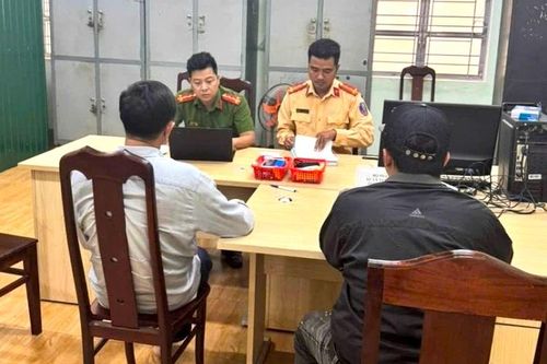 Mới nhất vụ hai tài xế xe khách tạt đầu, chặn xe khác bắt xuống 'nói chuyện'