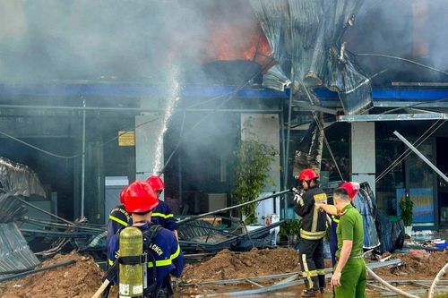 CLIP: Cháy lớn kèm tiếng nổ tại cửa hàng kinh doanh vật liệu xây dựng ở Đà Nẵng