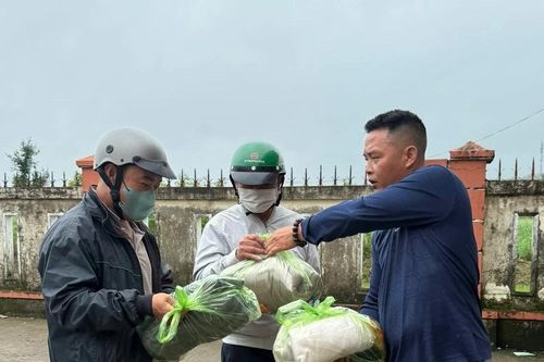 Trưởng thôn vẽ sơ đồ, nhớ mặt, đọc họ tên vanh vách hàng trăm hộ dân không cần nhìn giấy