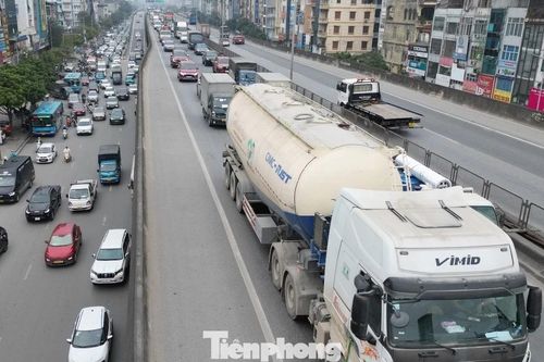 Xe tải 'phớt lờ' giờ cấm, Vành đai 3 trên cao lại ùn tắc